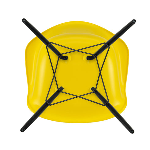 Cadeira de Braços Plástica Eames DAW / Base Ácer Preto
